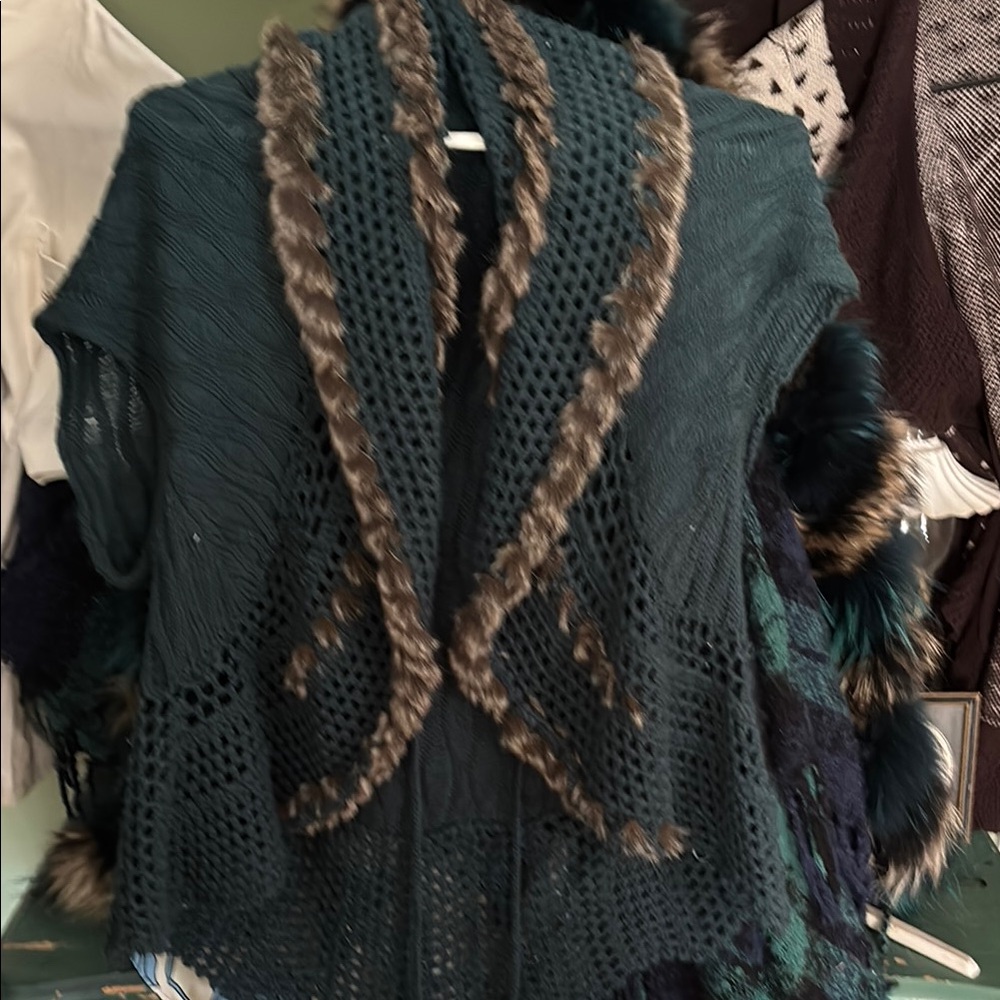 Chic Dark Green Knit Vest with Faux Fur Trim